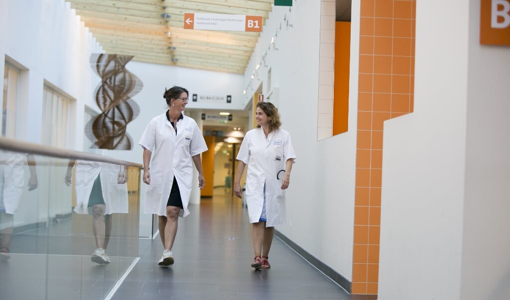 verpleegkundig specialist Ineke Sterk (links) en internist Pascal Franssen