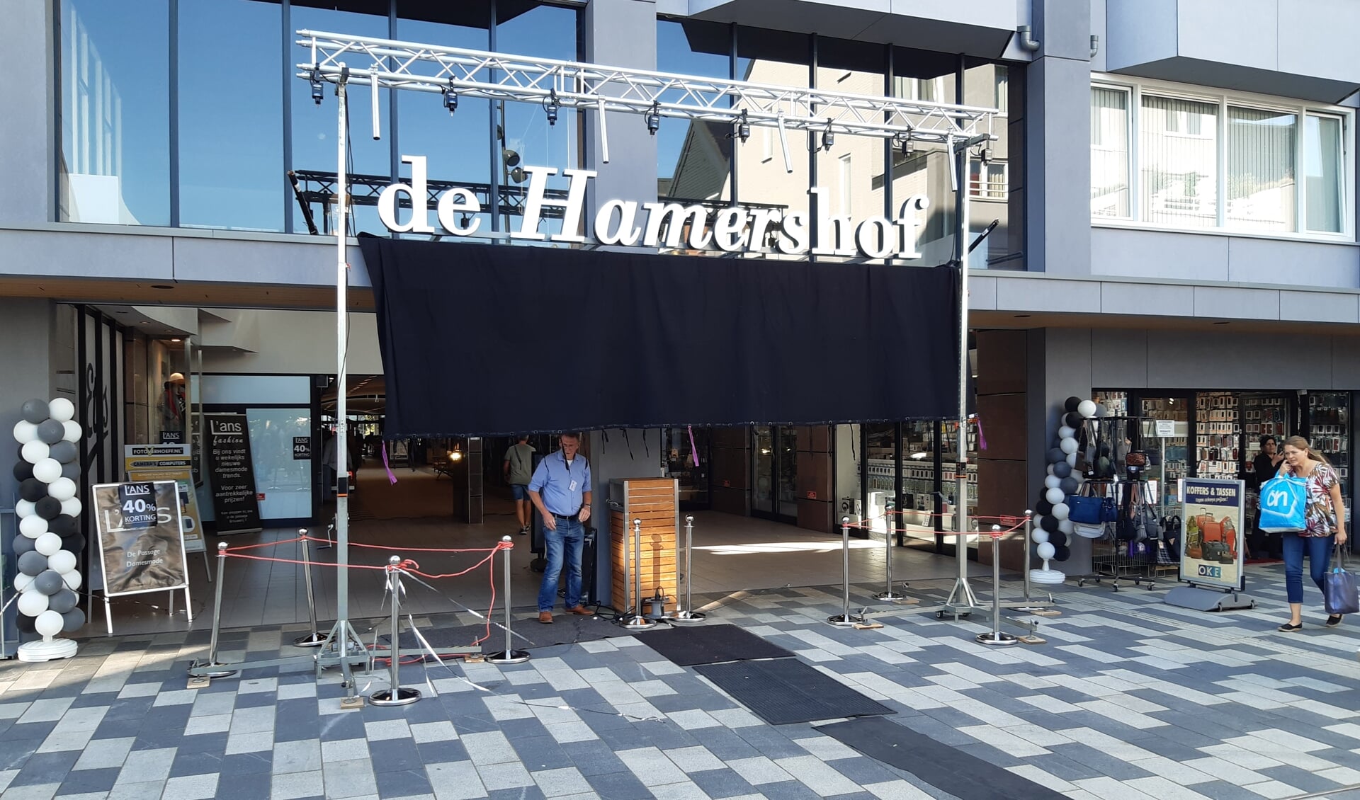 Bij de heropening van het opgeknapte winkelcentrum De Hamershof werd het nieuwe beeldmerk feestelijk onthuld. 