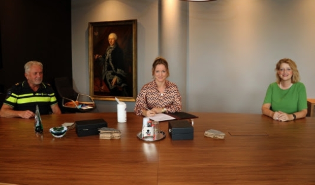 <p>Vlnr: Piet Stout, teamchef politie Lek en Merwede, Marije Buursink, directeur-bestuurder Poort6 en burgemeester Reinie Melissant-Briene.</p>