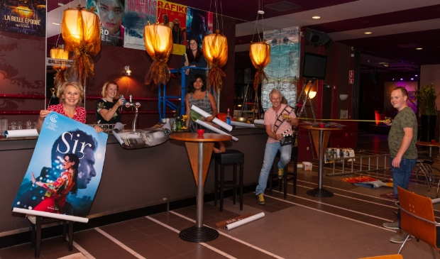 <p>Team legt laatste hand aan het IFFG Filmcafé. </p>
