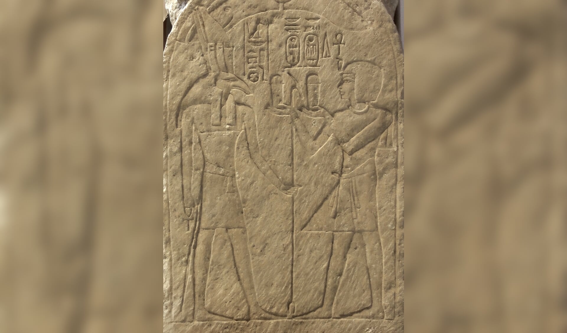 Ramses I offert zalfolie aan de god Seth, met de kop van een fabeldier (Egyptisch museum, Cairo