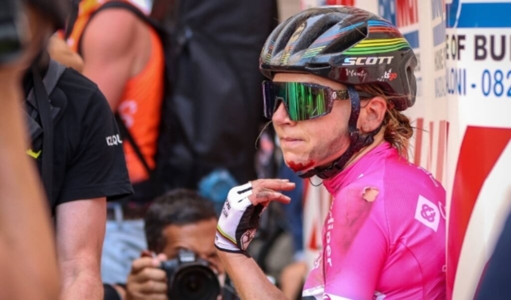 Annemiek van Vleuten kwam in de slotfase van de zevende etappe, in de Giro Rosa, hard ten val. De schade is vermoedelijk een gebroken linker pols.