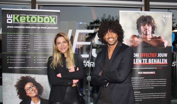 <p>Eline Sinke en Mike Amang: ,,Wij stellen De Ketobox voor je samen."</p>