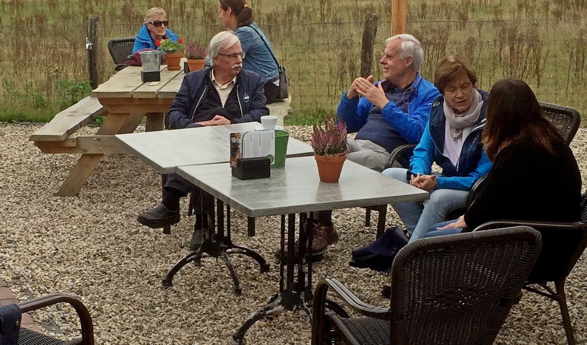 Deelnemers van Oog Café Ede op het terras van Boerderij de Mossel.