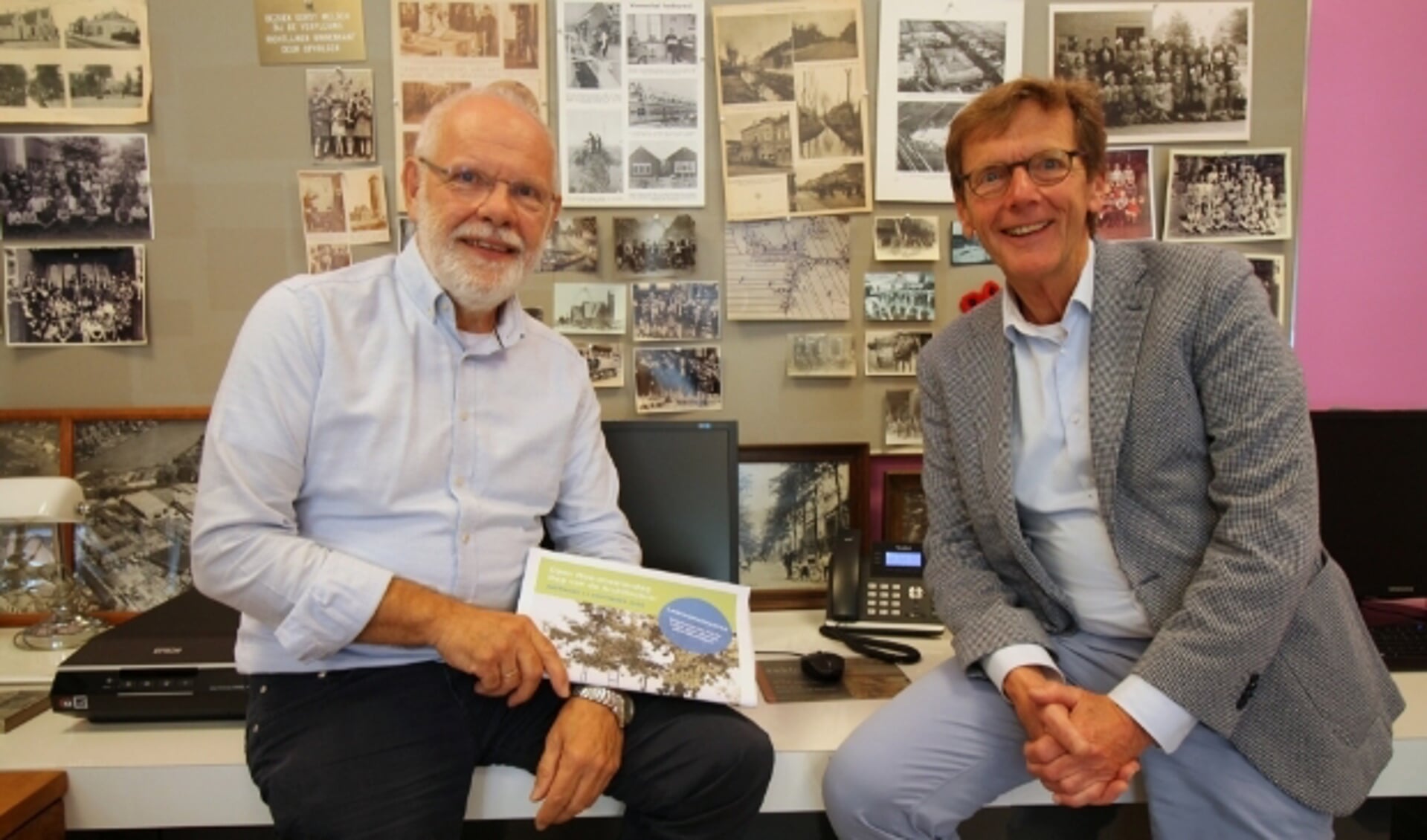 Hennie Henzen (l) en Johan Huibers met de fietsroute van de Dag van de Architectuur en Open Monumentendag.