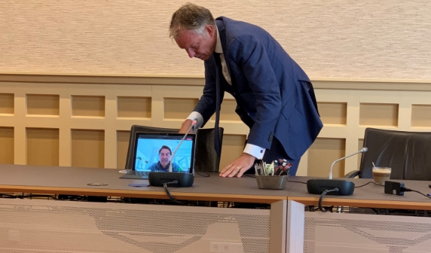<p>Burgemeester Mark Röell overlegt met wethouder Hugo Prakke die in thuisquarantaine zit.</p>