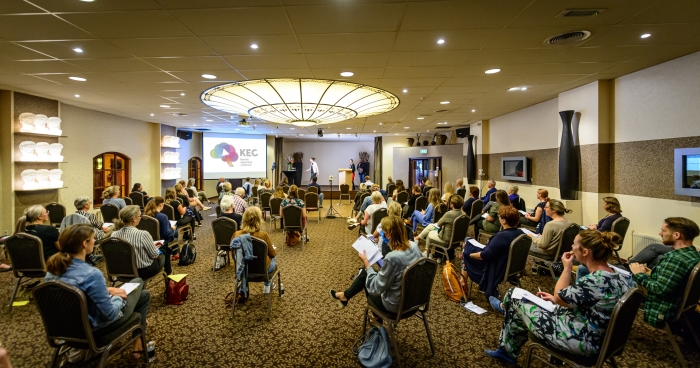 Behandelaren uit de regio ontmoeten elkaar corona proof op het KEC symposium over probleemgedrag in de ouderenzorg 'Samen staan we sterker'.