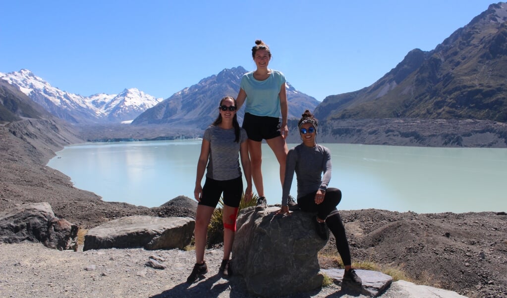 Darinda (rechts) bij Tasman Glacier, Nieuw-Zeeland: ,,De natuur in Nieuw-Zeeland is zo ongelooflijk mooi.''