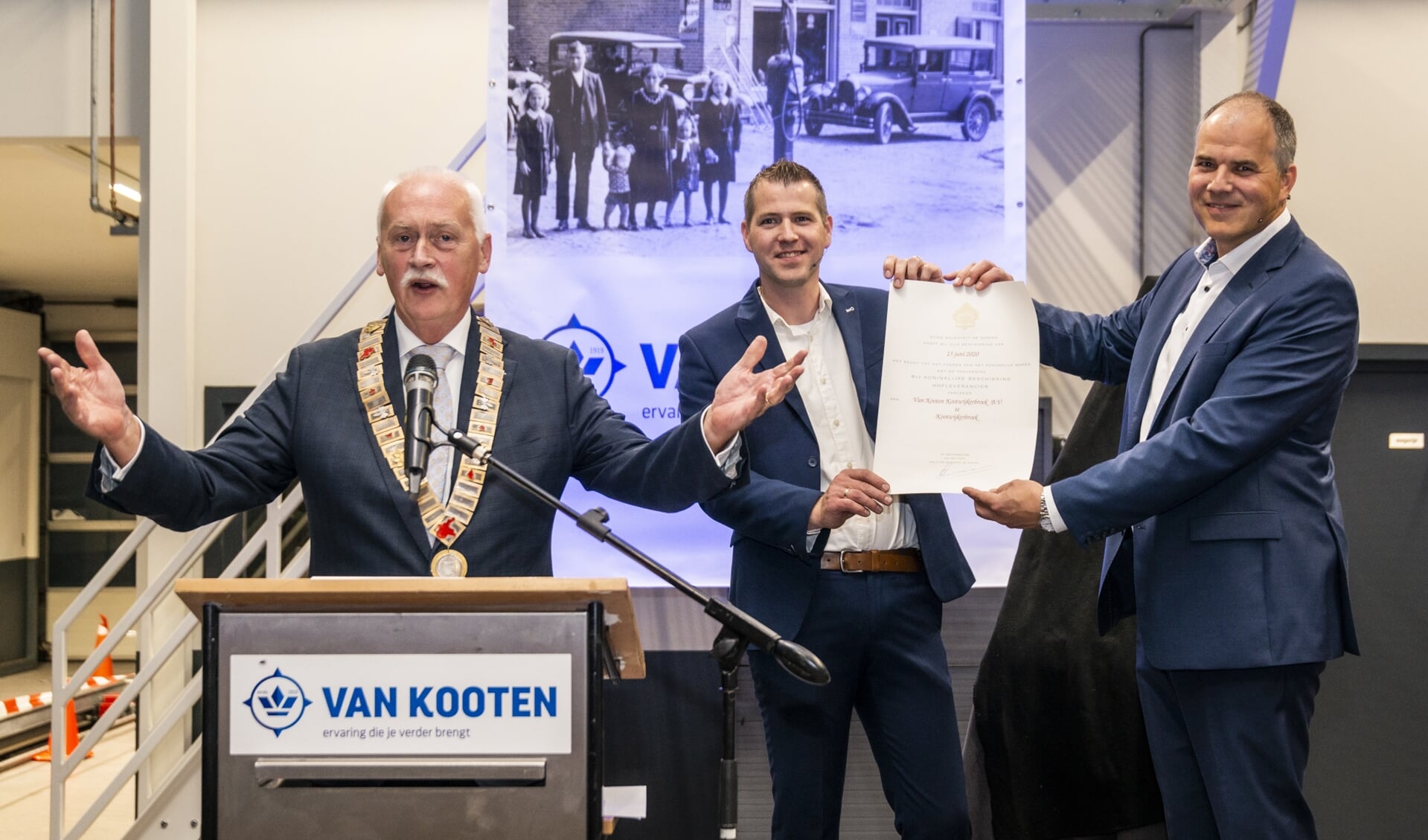 Burgemeester Asje van Dijk (links) kende vrijdagavond touringcarbedrijf Van Kooten het predikaat Hofleverancier toe.
