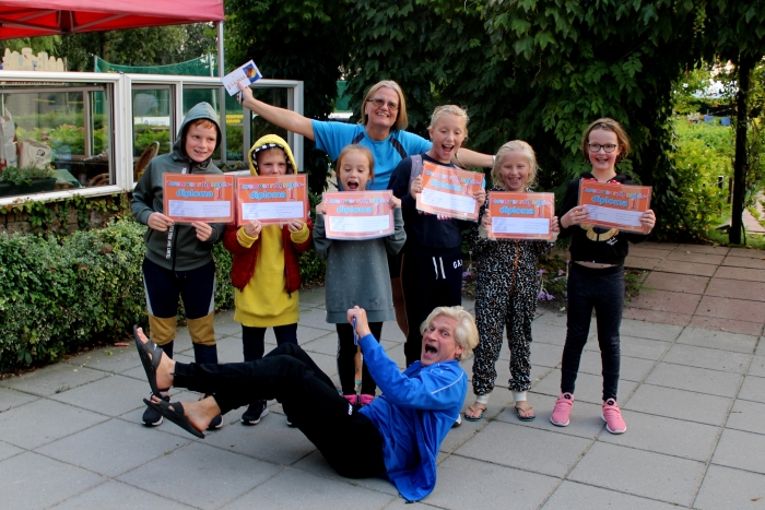 De kinderen die het diploma Zwemvaardigheid 1 hebben behaald met hun badjuffrouw en badmeester.