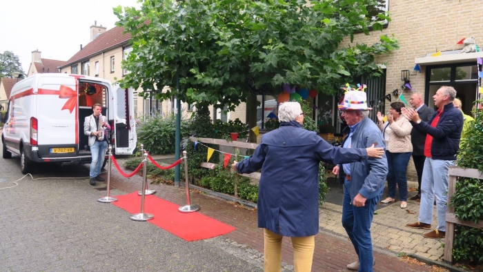 Wim en Jolijda Berkhout en de saxofonist van feestje cadeau