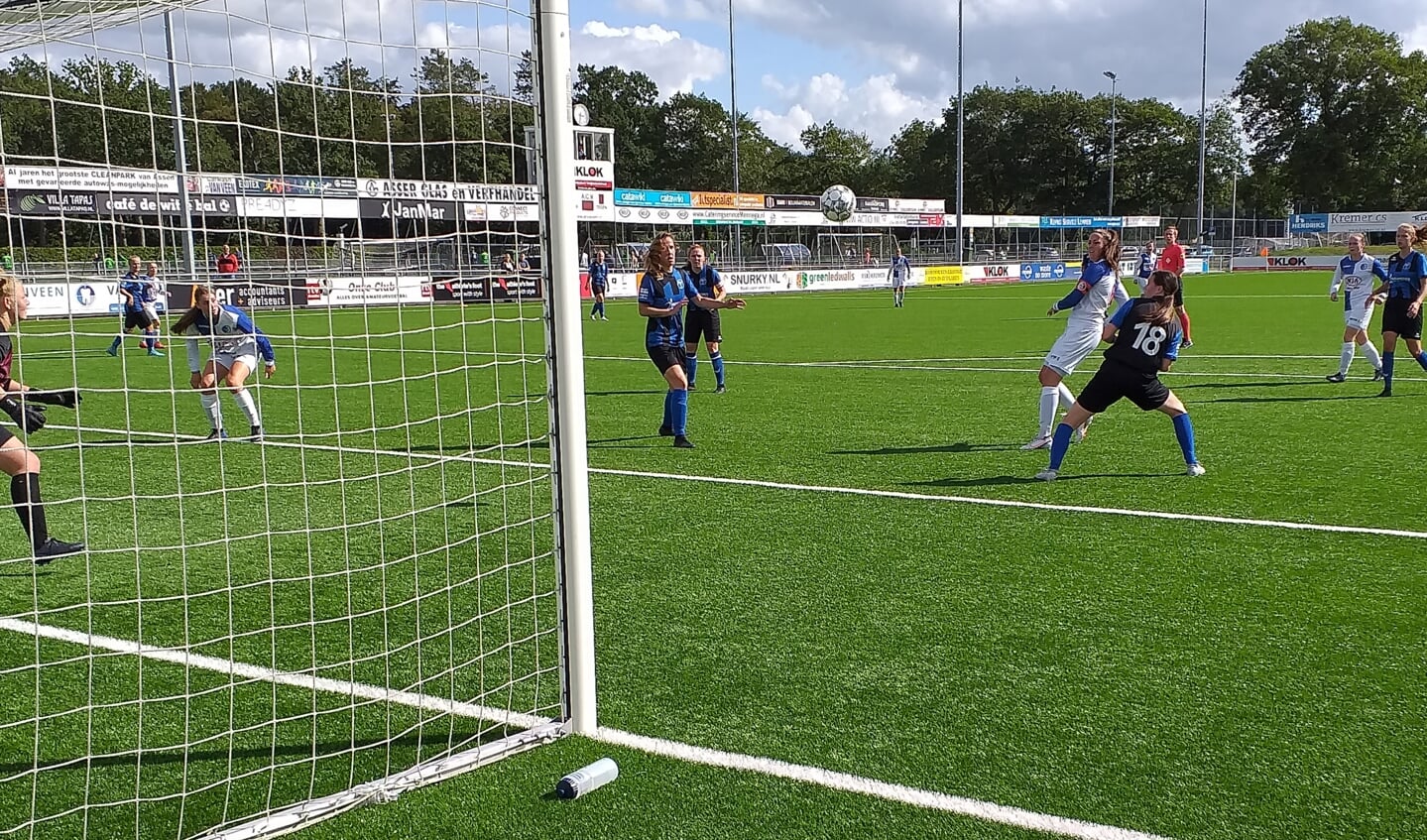 Joelle de Bondt scoort het derde doelpunt