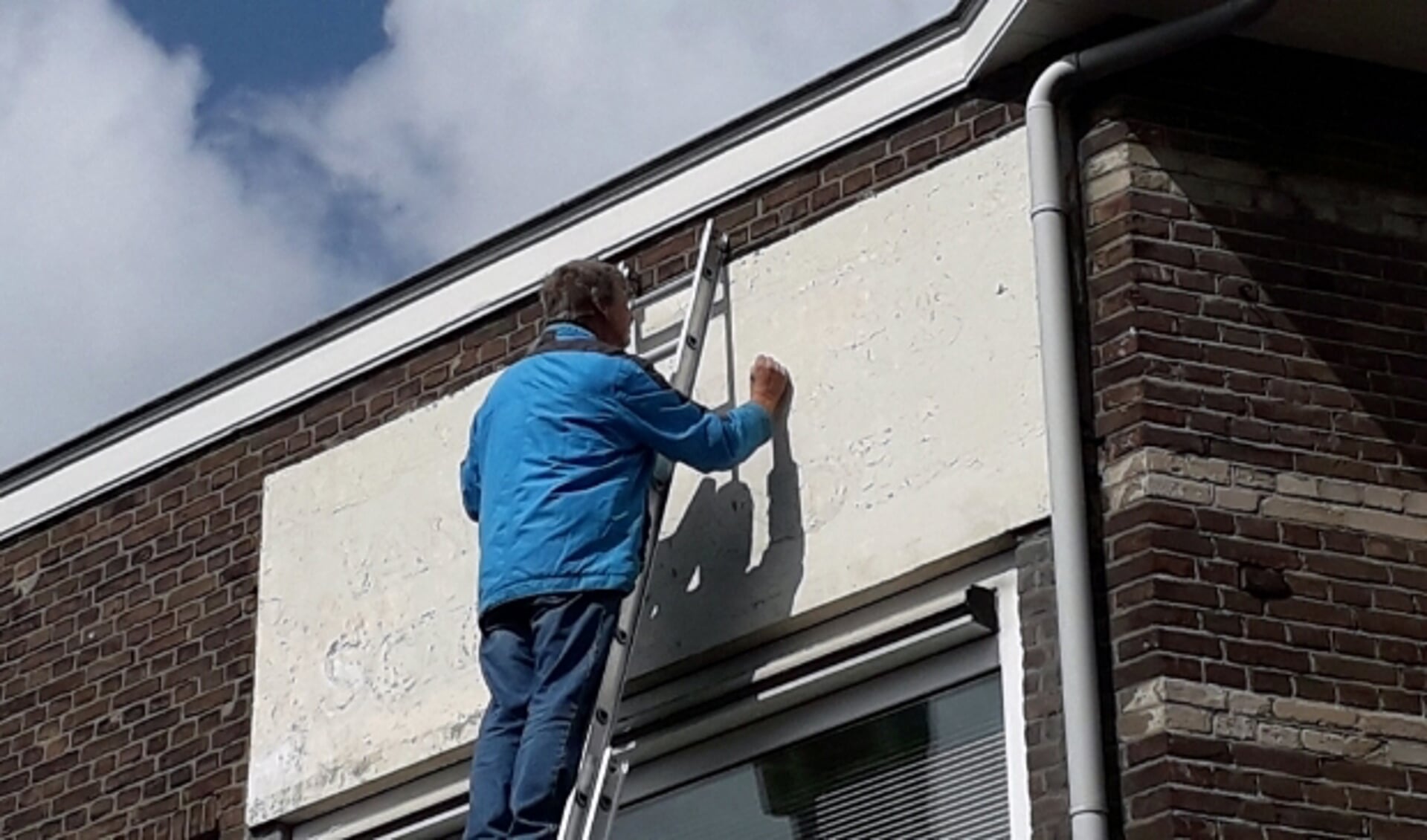 Restauratieschilder Bart Oost uit Kampen zal in oktober de muurreclame in de Bevrijdingsstraat herstellen.
