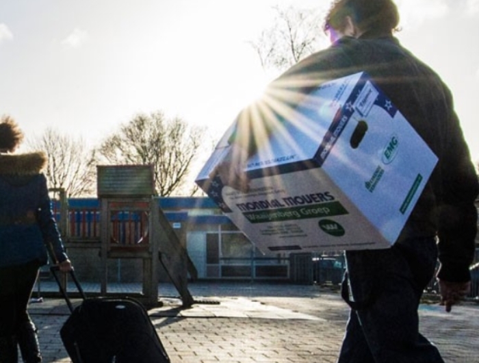 Jongere met verhuisdoos onder de arm