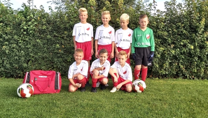 Pupillen team JO9-1 van v.v. Hardinxveld poseert in nieuwe tenues gesponsord door De Ruiter Aricomontage.