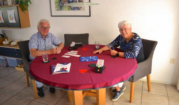 Wiebe van der Velde (l) en Hetty Adolfs: ,,Bridgen leren doe je met de kaarten in de handen.’’