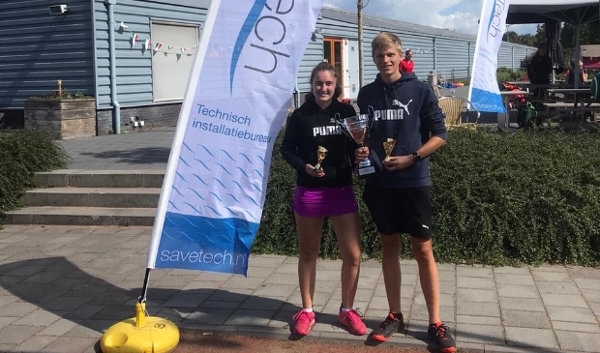 De eerste Keltenwoud-padelkampioenen Tessa Nikkelen en Jermo van Oort