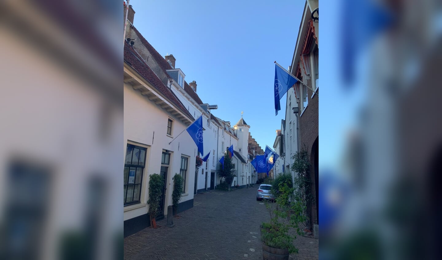 Een foto vanaf de Muurhuizen 40 richting Groot Tinnenburg, versiert met vlaggen van de aarde