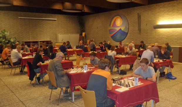 <p>Corona verantwoord schaken bij De Cirkel. Het lukt dankzij goede organisatie.</p>