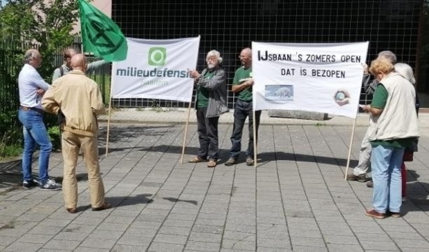 <p>Eerder voerde Milieudefensie al actie tegen de opening van de ijsbaan tijdens zomerse temperaturen.</p>