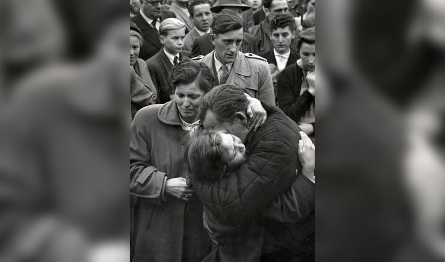 Een Duitse krijgsgevangene ontmoet in 1955 bij terugkeer uit Rusland zijn dochter van 12 jaar in het grenskamp Friedland. Hij zag haar voor het laatst toen zij 1 jaar was.
