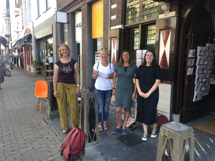 De schrijvers van Toen het oorlog was voor de Mandarijn. Van links naar rechts: Annemiek de Groot, Liesbeth Rosendaal, Juul Lelieveld en Roos Jans.