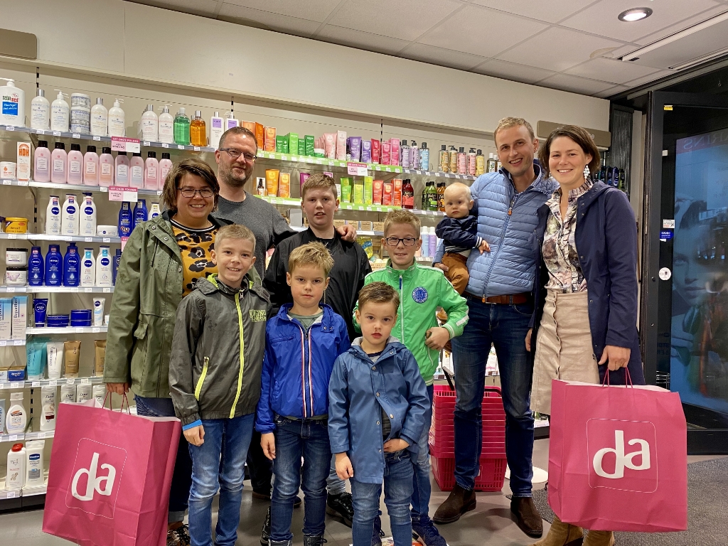 <p>Barend en Elsbeth de Man (rechts) ontvingen hun prijs in aanwezigheid van de familie Van der Meij.</p>