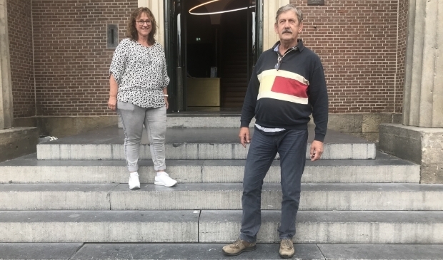 <p>Carla Meeuwisse en Cees Berkvens op het bordes van het Oude Stadhuis, de startlocatie van de Openlucht Monumentendag. (foto Marco Jansen)</p>