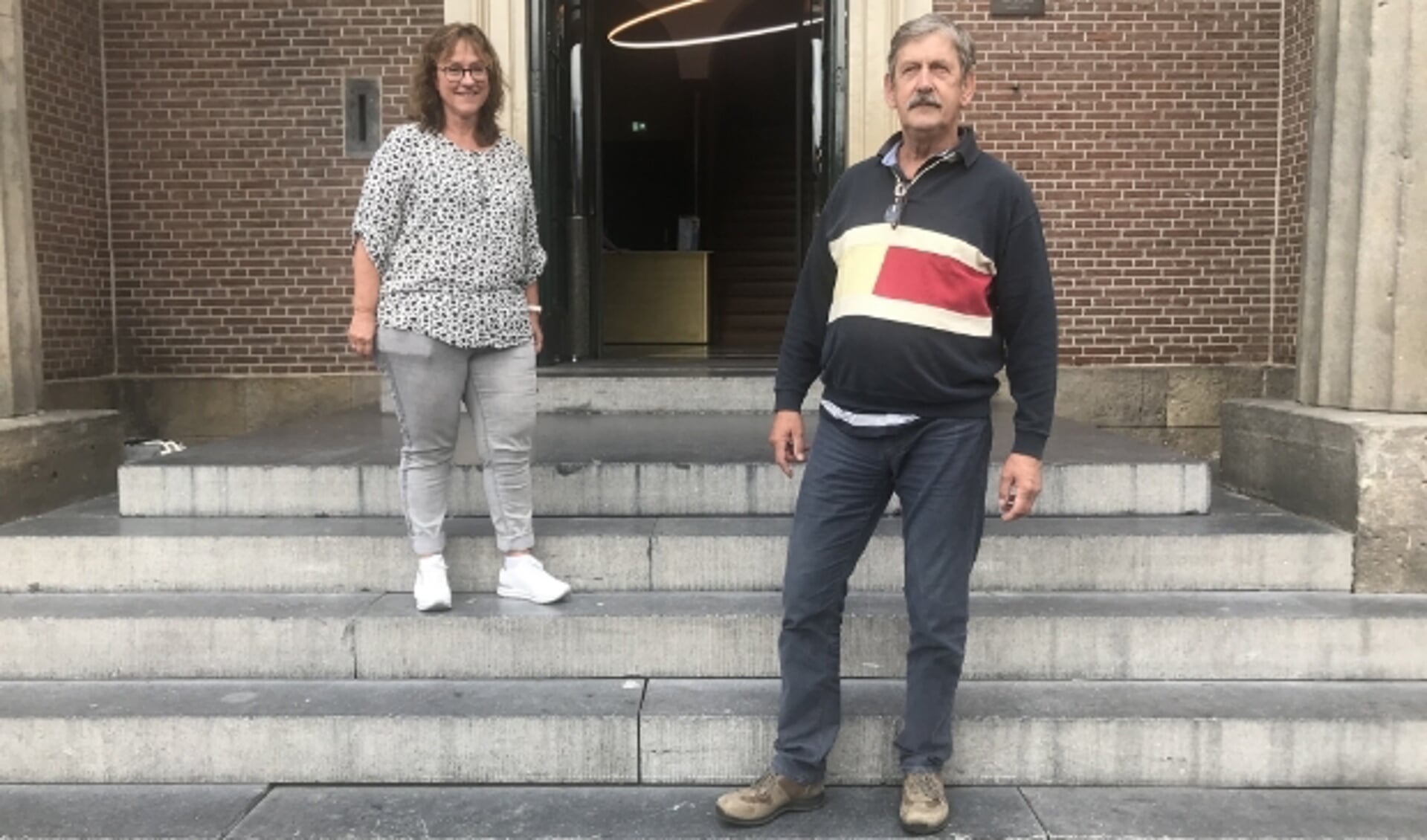 Carla Meeuwisse en Cees Berkvens op het bordes van het Oude Stadhuis, de startlocatie van de Openlucht Monumentendag. (foto Marco Jansen)