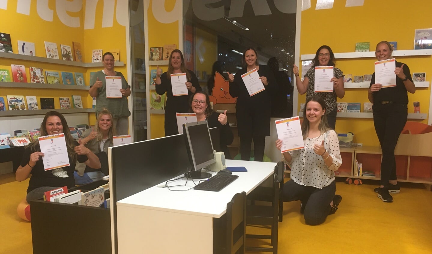 De medewerkers Happy Kids met hun behaalde certificaat ‘Interactief voorlezen’. 