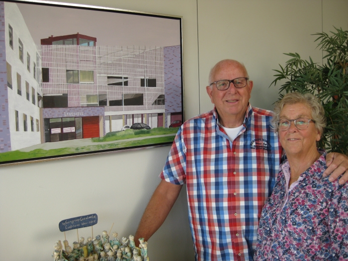 Teunie en Hein van Dijk bij een schilderij van gebouw Leestaete