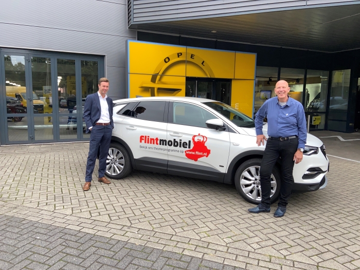 Flintmobiel chauffeur Theo ontving de sleutel van de splinternieuwe Opel GrandlandX uit handen van Raymond Frolich, Fleetsales Manager bij Henri & Herman.