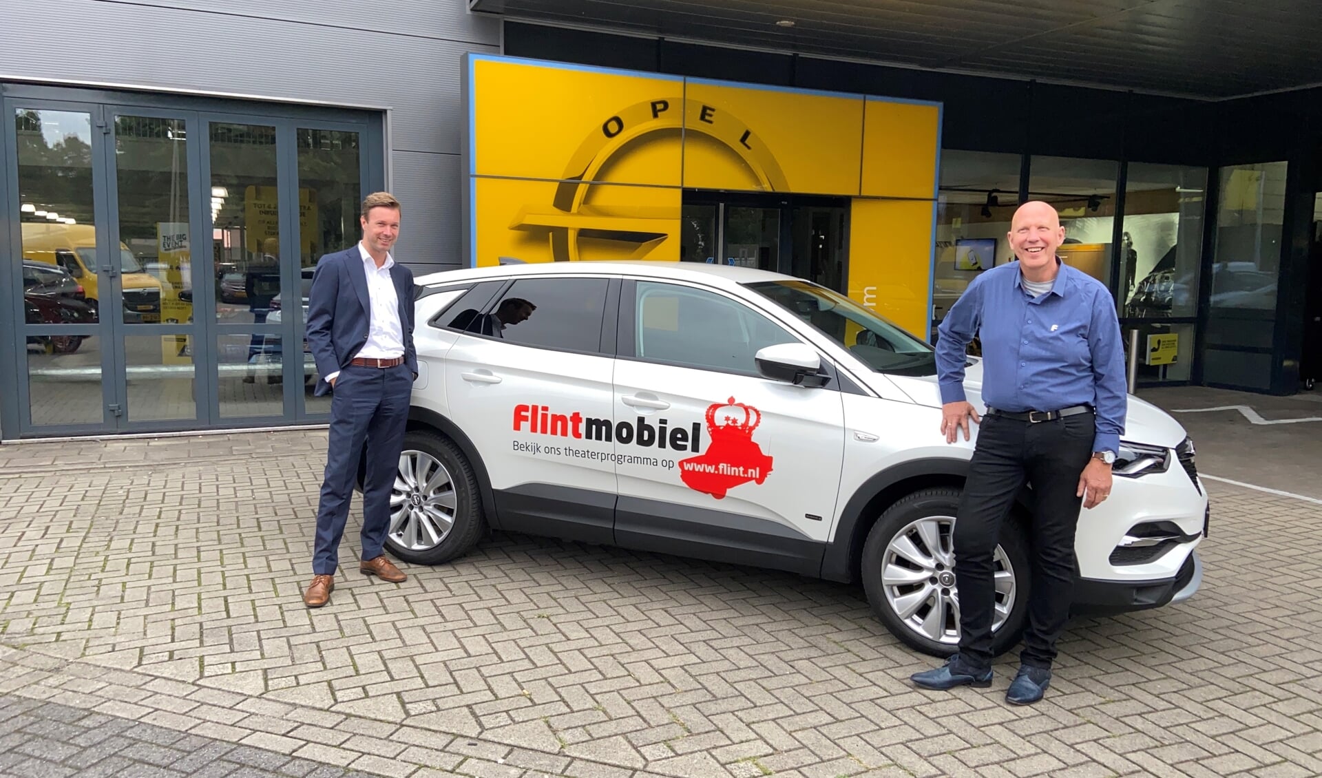 Flintmobiel chauffeur Theo ontving de sleutel van de splinternieuwe Opel GrandlandX uit handen van Raymond Frolich, Fleetsales Manager bij Henri & Herman.