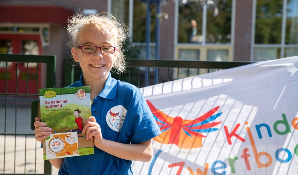 De 10-jarige Lucie Stolk is Kinderzwerfboekenambassadeur en zamelt boeken in om te laten zwerven.