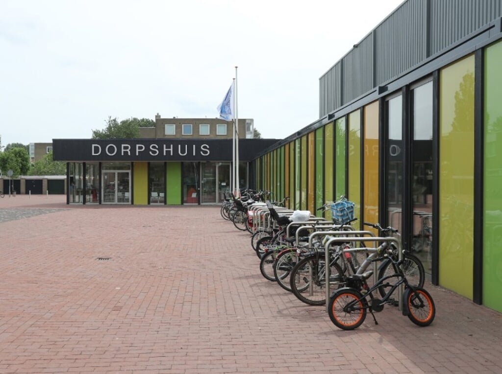 De taalwandeling in Duivendrecht begint bij het Dorpshuis.