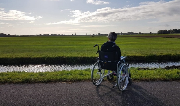 <p>Vera kijkt uit over de weilanden van Schalkwijk</p>