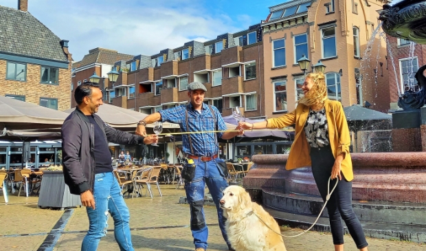 <p>Kamal Basu, Mees van Wijngaarden en Alicia van den Berg zijn druk bezig met de voorbereidingen van een culinaire pop-upbeleving.</p>