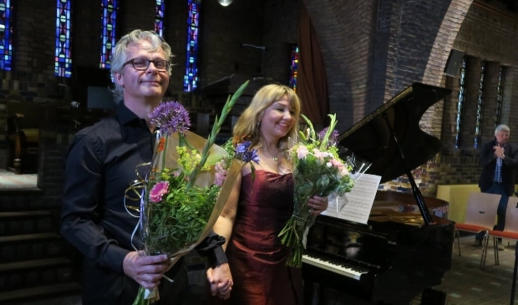 Bernhard Touwen en Julia Achkinazy tijdens hun coronaproof concert afgelopen juni in de Woudkapel. Foto Ton van Leeuwen
