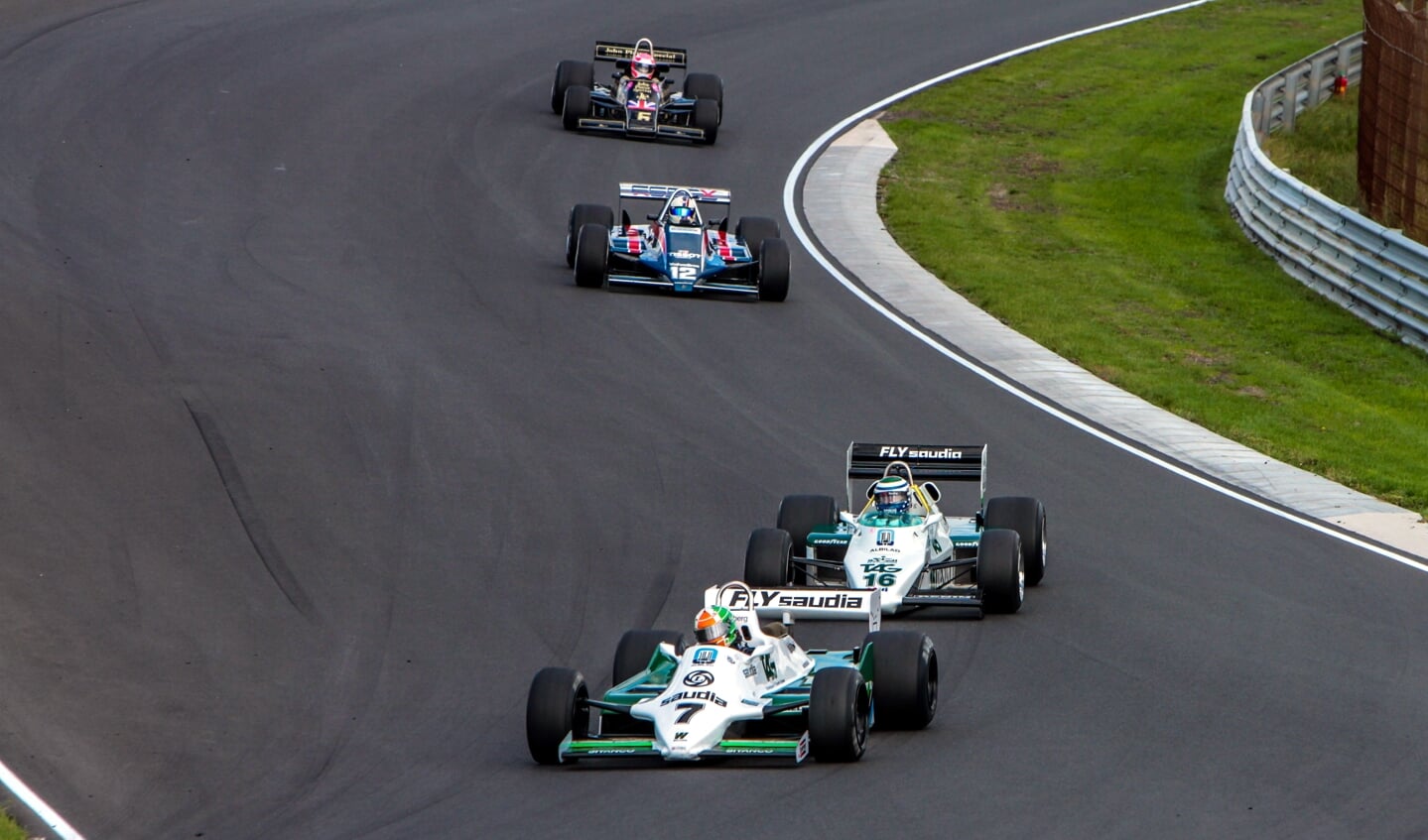 De Ier Mike Cantillon met een Williams (oud wereldkampioenswagen van Keke Rosberg) voert het veld aan.