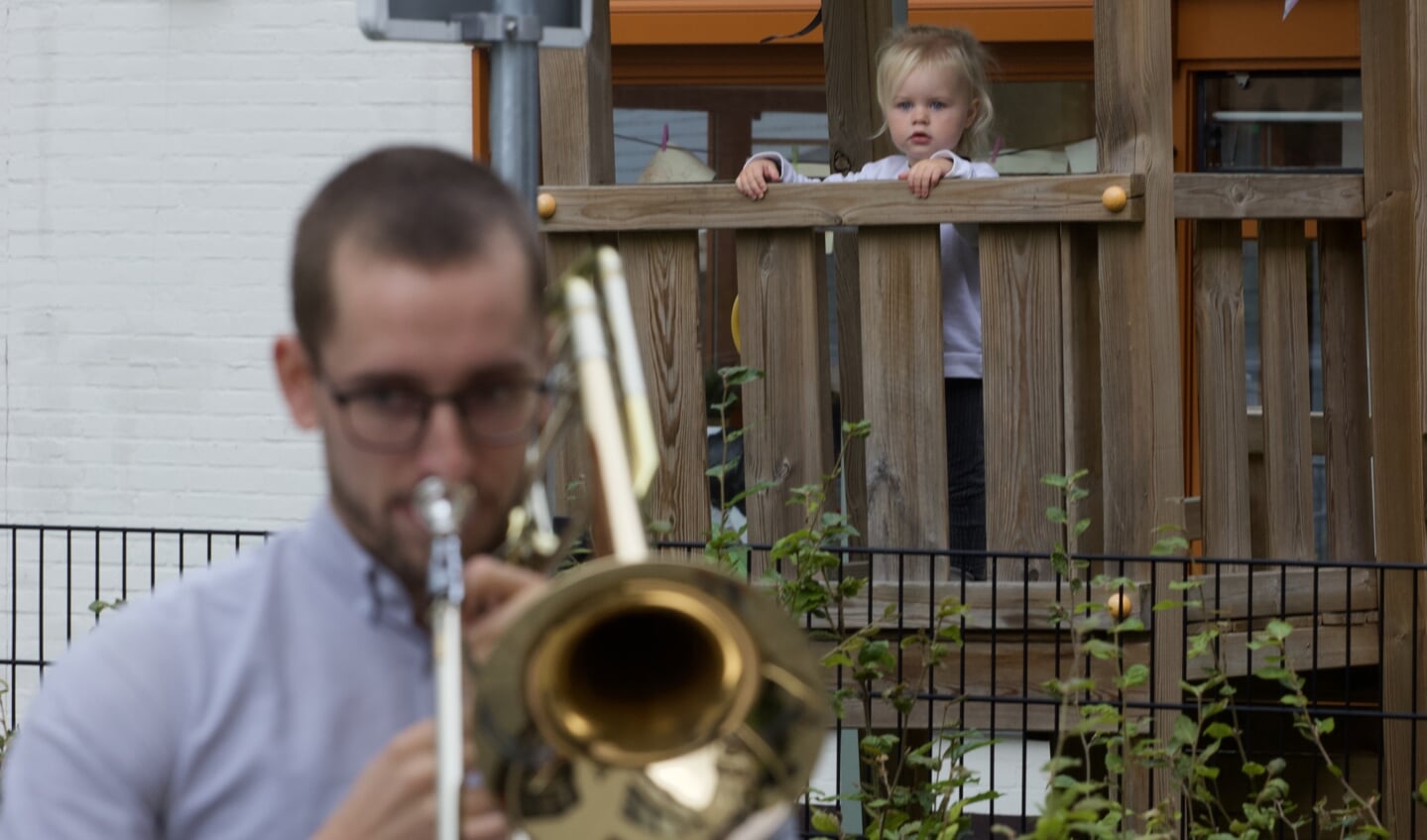 Niet alleen bewoners luisterden met aandacht naar de muziek van Vieve Brass.