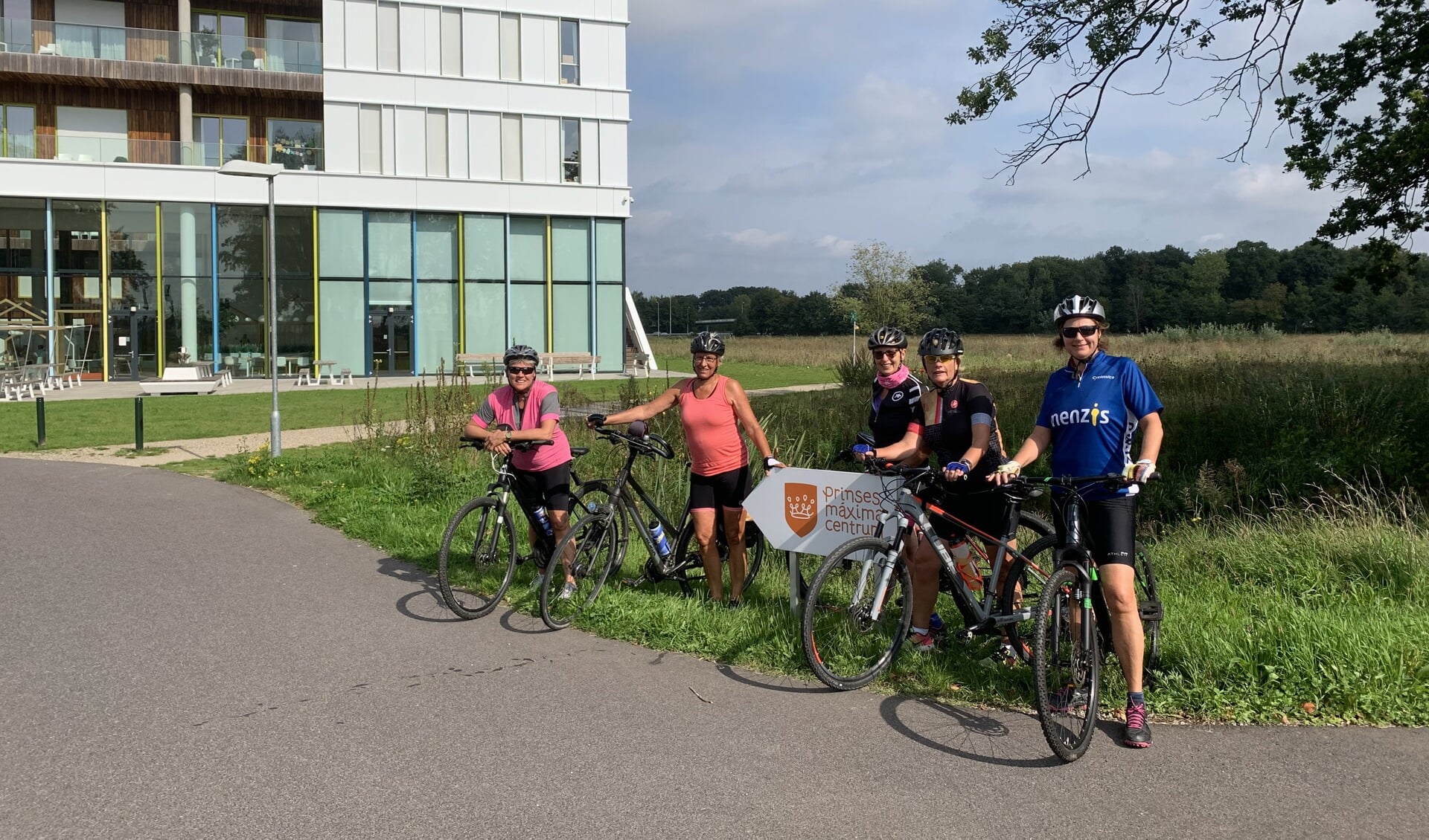 Team Máxima voor het Prinses Máxima Centrum met v.l.n.r.: Marja Uijterwaal, Trudi Miltenburg, Geertje Schimandl, Madeleine Groenhof en Mieke van Leeuwen die 75 km fietste voor het goede doel.