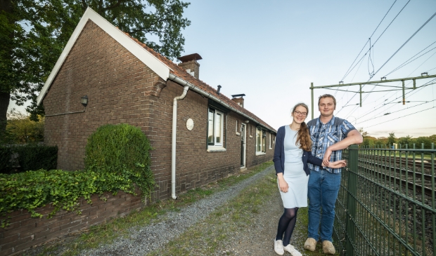 <p>Henri Blotenburg (23) en zijn aanstaande Wilmine de Boer (22) gaan aan het spoor wonen in Stroe.</p>