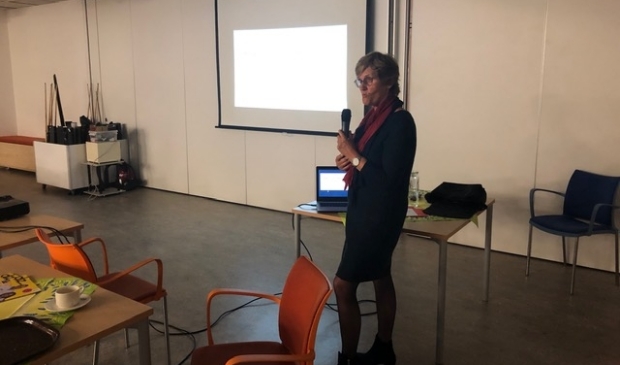 <p>Cora Buizer, verpleegkundig consulent Geheugenpoli van het Meander Medisch Centrum, was vorige week de eerste spreker na de tijdelijke stop van Alzheimercafé door de coronacrisis..</p>