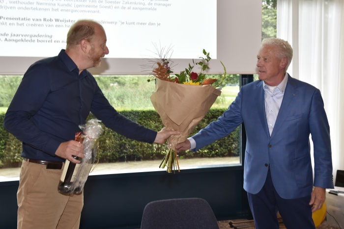 Loek de Rooij (rechts) bedankt zijn voorganger Remco Dorrestijn