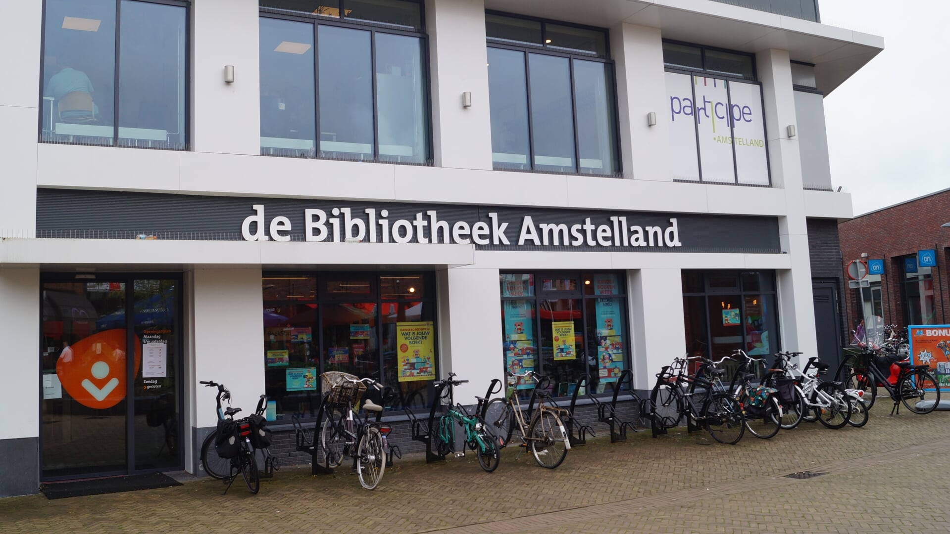De fietsenrekken bij Bibliotheek Westwijk zijn volgens de gemeente verwijderd om verwarring te voorkomen. Fietsen is in verband met de verkeersveiligheid verboden op het plein.