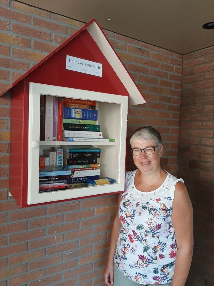 Hanneke bij haar Minibieb