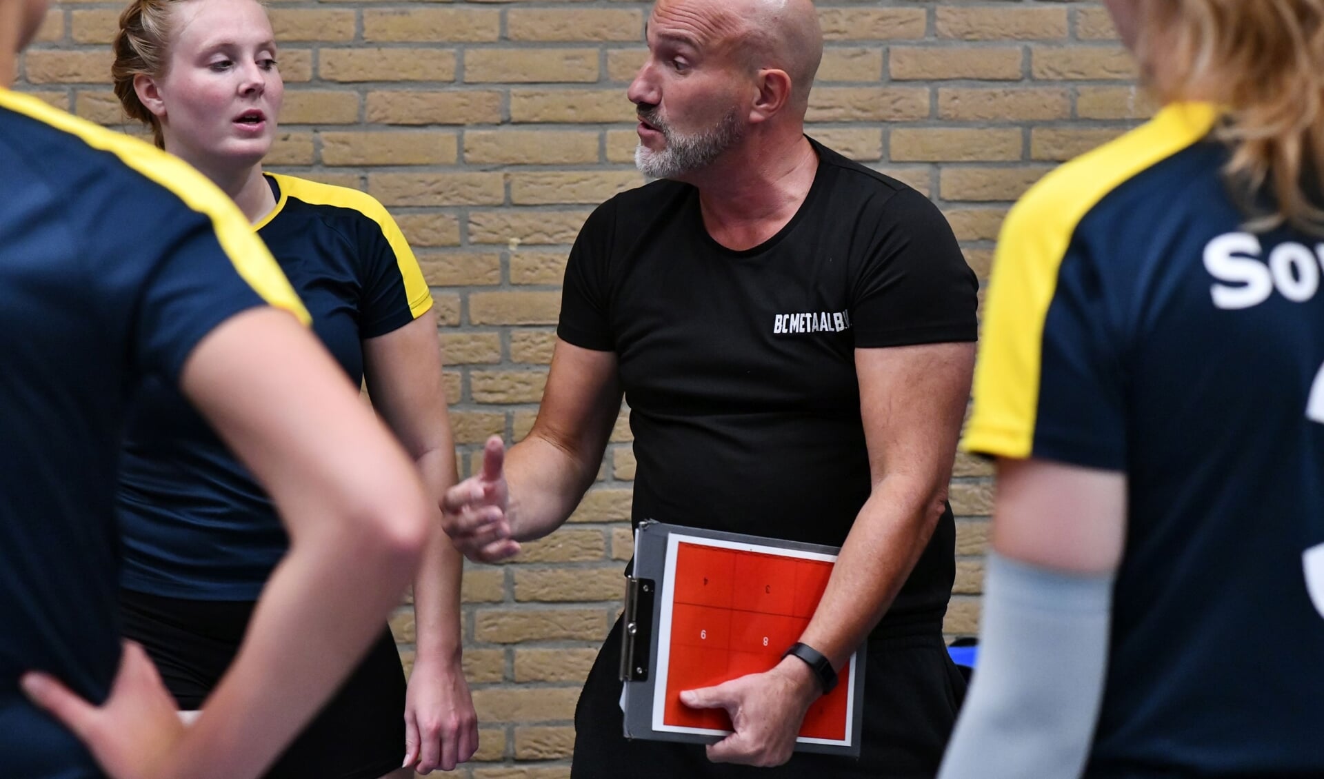 Floris Verhijde coachte zaterdag de dames van Sovoco tijdens de bekerwedstrijd. Nu zit hij in thuisquarantaine. Een aantal speelsters wordt vrijdag getest.