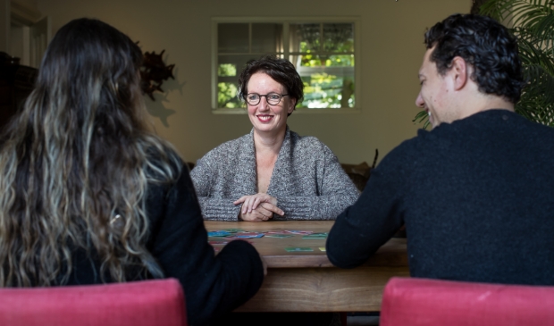 <p>Marlous Witteveen - Weggeman in gesprek met jonge ouders.</p>