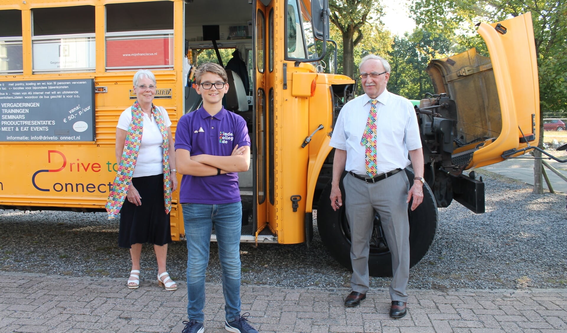 Marie-José Eberson, Peter 't Hoen en Max-Merijn Terpstra bij de SDG bus 