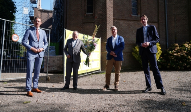 Burgemeester Tjapko Poppens, pastoor Eugène Jongerden van de Urbanuskerk, Ad Verkleij
(vicevoorzitter R.K. Amstelland) en wethouder Herbert Raat (monumenten).